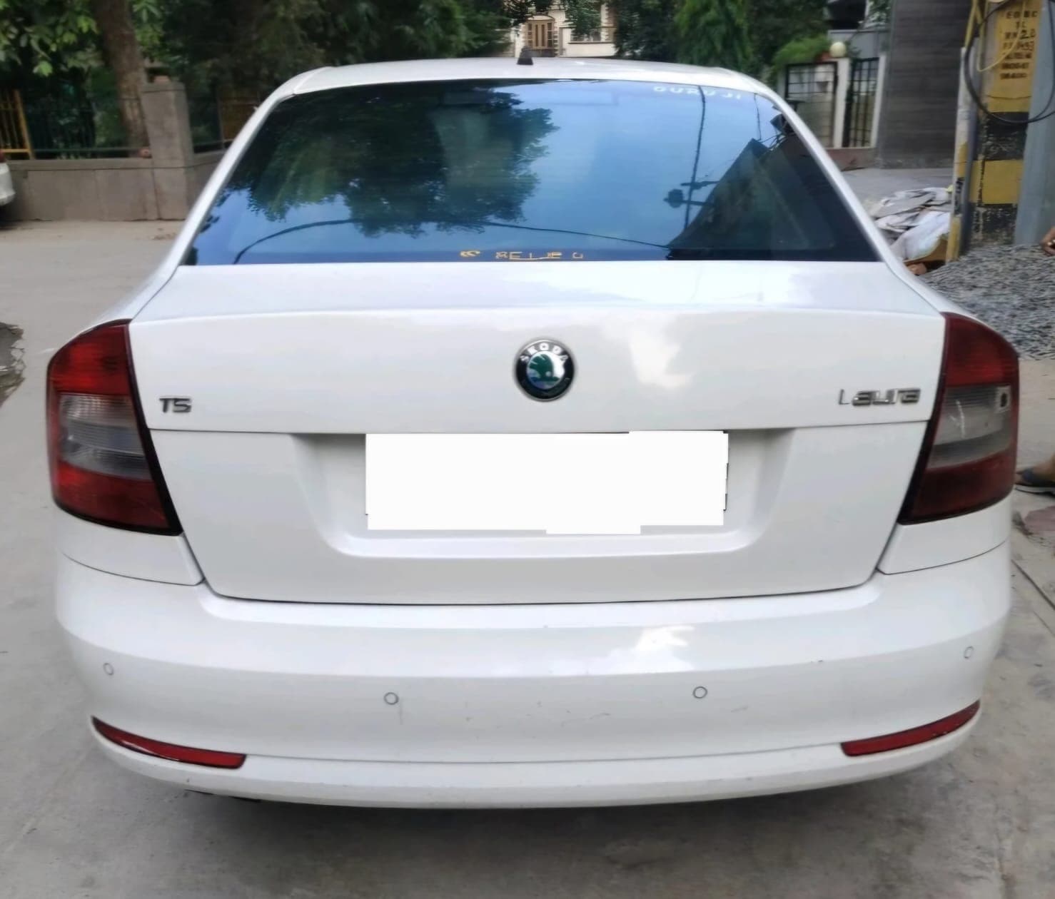 Skoda Laura Ambiente 1.8 TSI 2012 exterior | Hooter