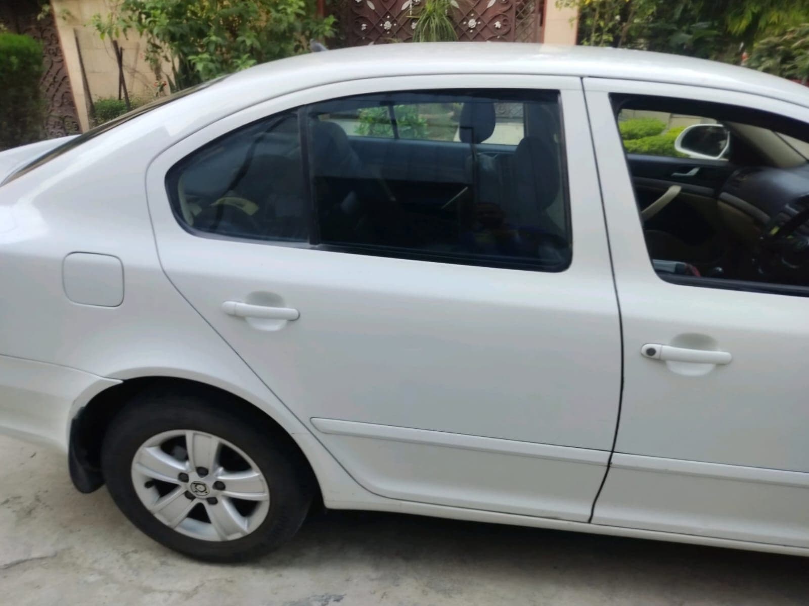 Skoda Laura Ambiente 1.8 TSI 2012 exterior | Hooter