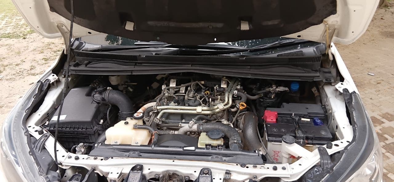 Toyota INNOVA CRYSTA (GX, MT) 2023 exterior | Hooter