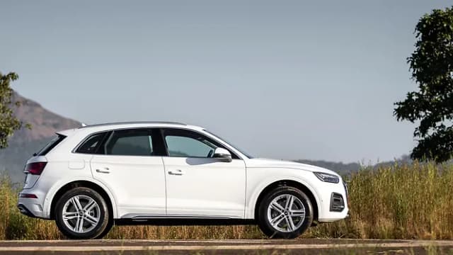 Audi Q5 Right Side View