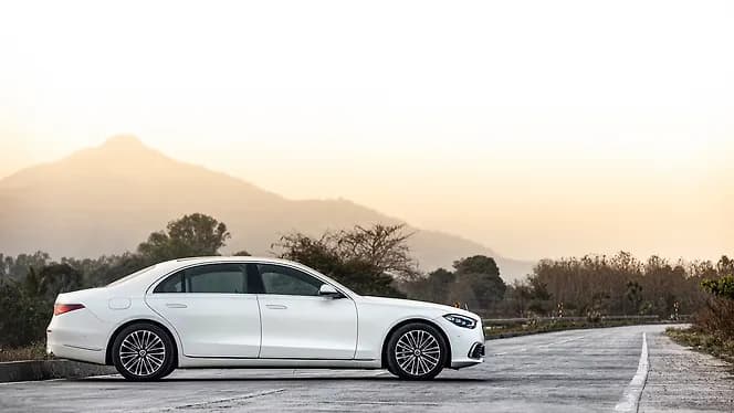 Mercedes-Benz S-Class Right Side View | Hooter