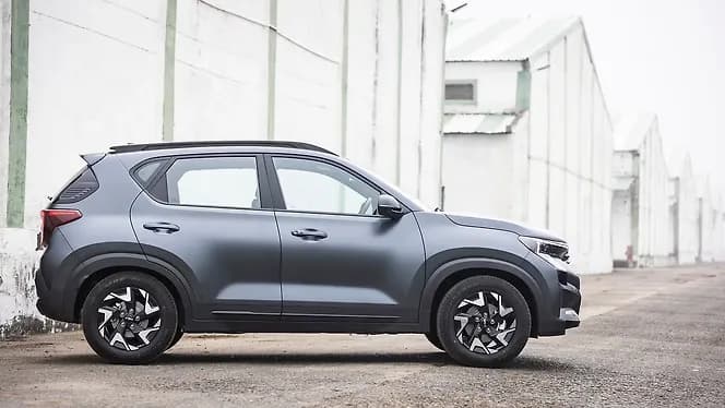 Kia Sonet Right Side View | Hooter