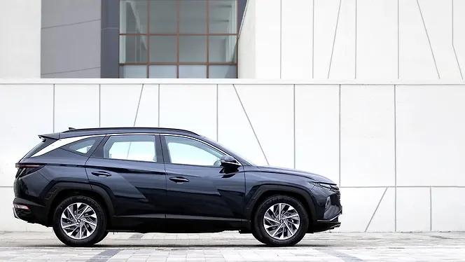 Hyundai Tucson Right Side View