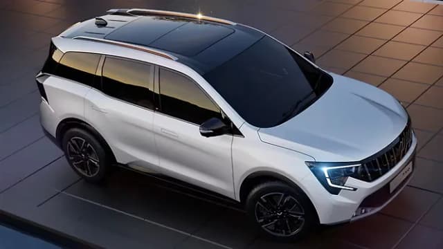 Mahindra XUV 7XO Right Front Three Quarter | Hooter