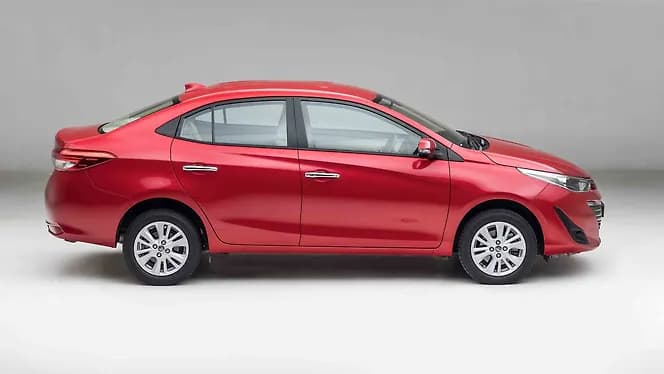 Toyota Yaris Right Side View | Hooter