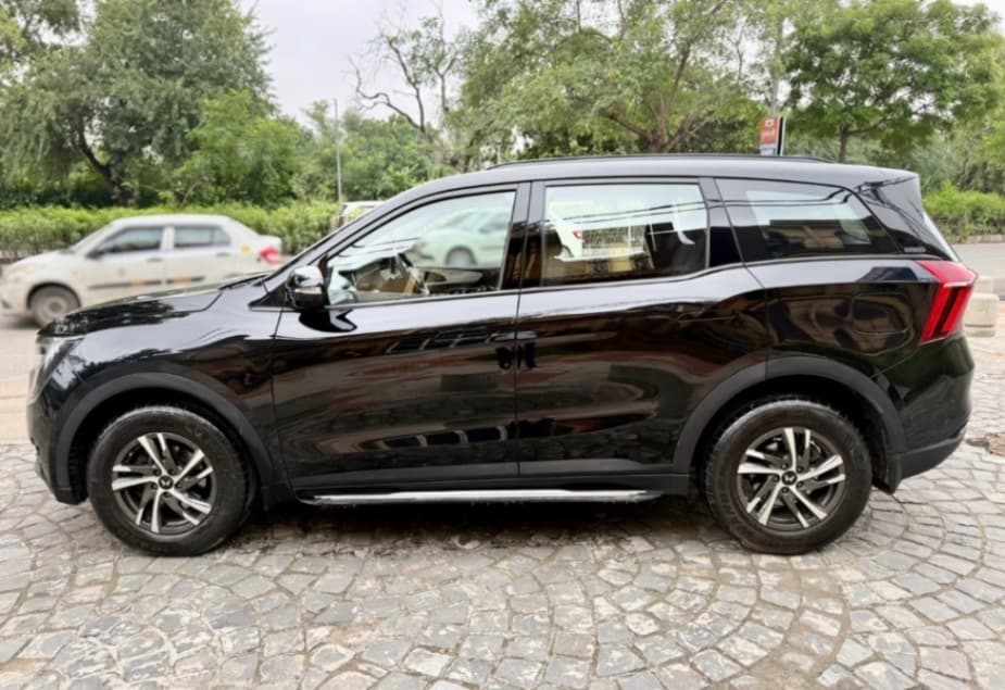 LOOK_AROUND image for XUV700 AX5 PET AT 5 SEATER