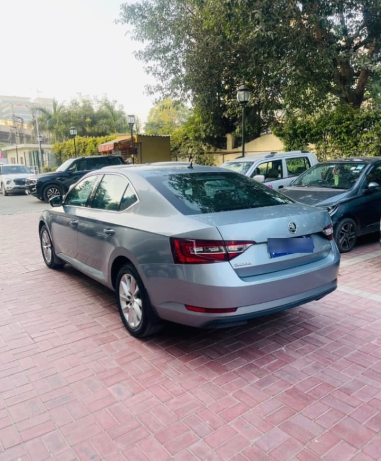 LOOK_AROUND image for SUPERB L & K (132 KW, TSI)