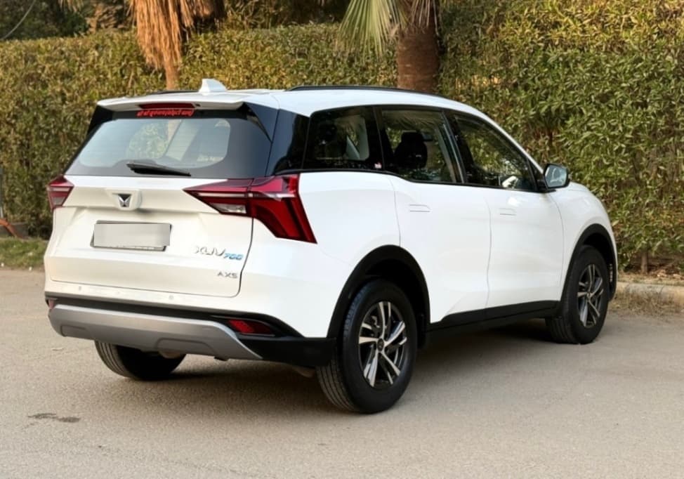 LOOK_AROUND image for XUV700 AX5 DSL MT 7 SEATER