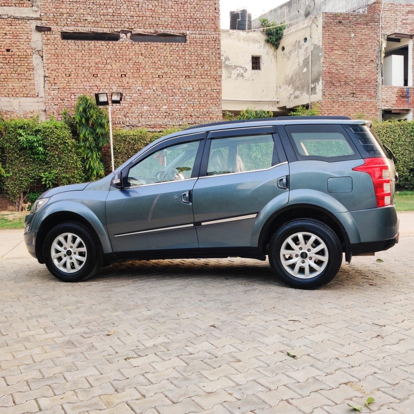 LOOK_AROUND image for XUV500 R 1.99 FWD W10 | Hooter LOOK_AROUND image for XUV500 R 1.99 FWD W10 | Hooter